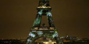 La tour Eiffel se pare des couleurs de la COP21