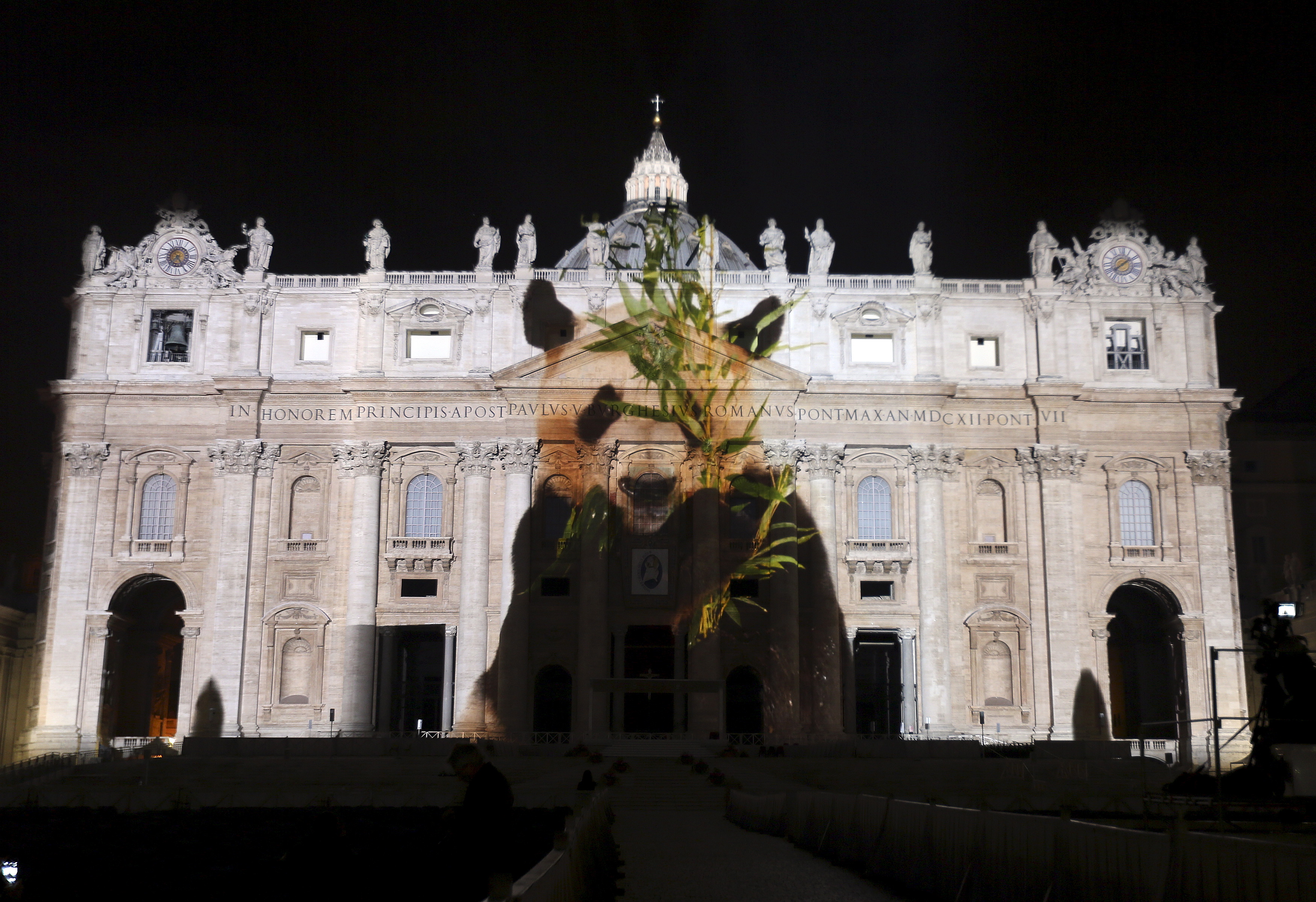 Au Vatican, la Basilique Saint-Pierre s'habille aux couleurs de la COP21