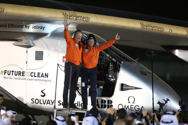 Solar Impulse achève son tour du monde sans une goutte de carburant
