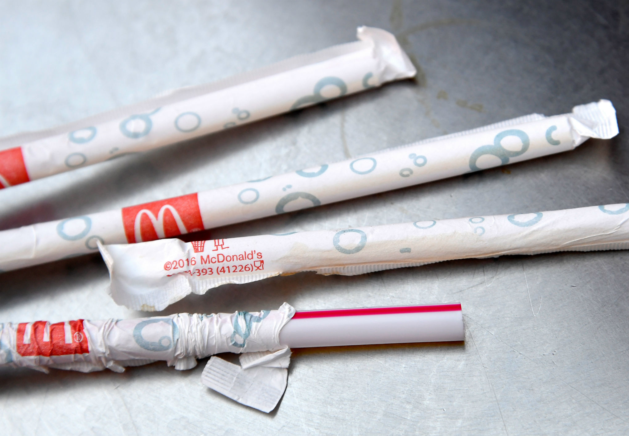 Jouets en plastique, emballages à usage unique: haro sur les déchets des fast foods