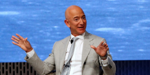 Soupçonné de greenwashing, Jeff Bezos, patron d'Amazon, se pose en sauveur du climat