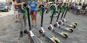 Vélos, trottinettes et scooters: les nouvelles mobilités à l'arrêt