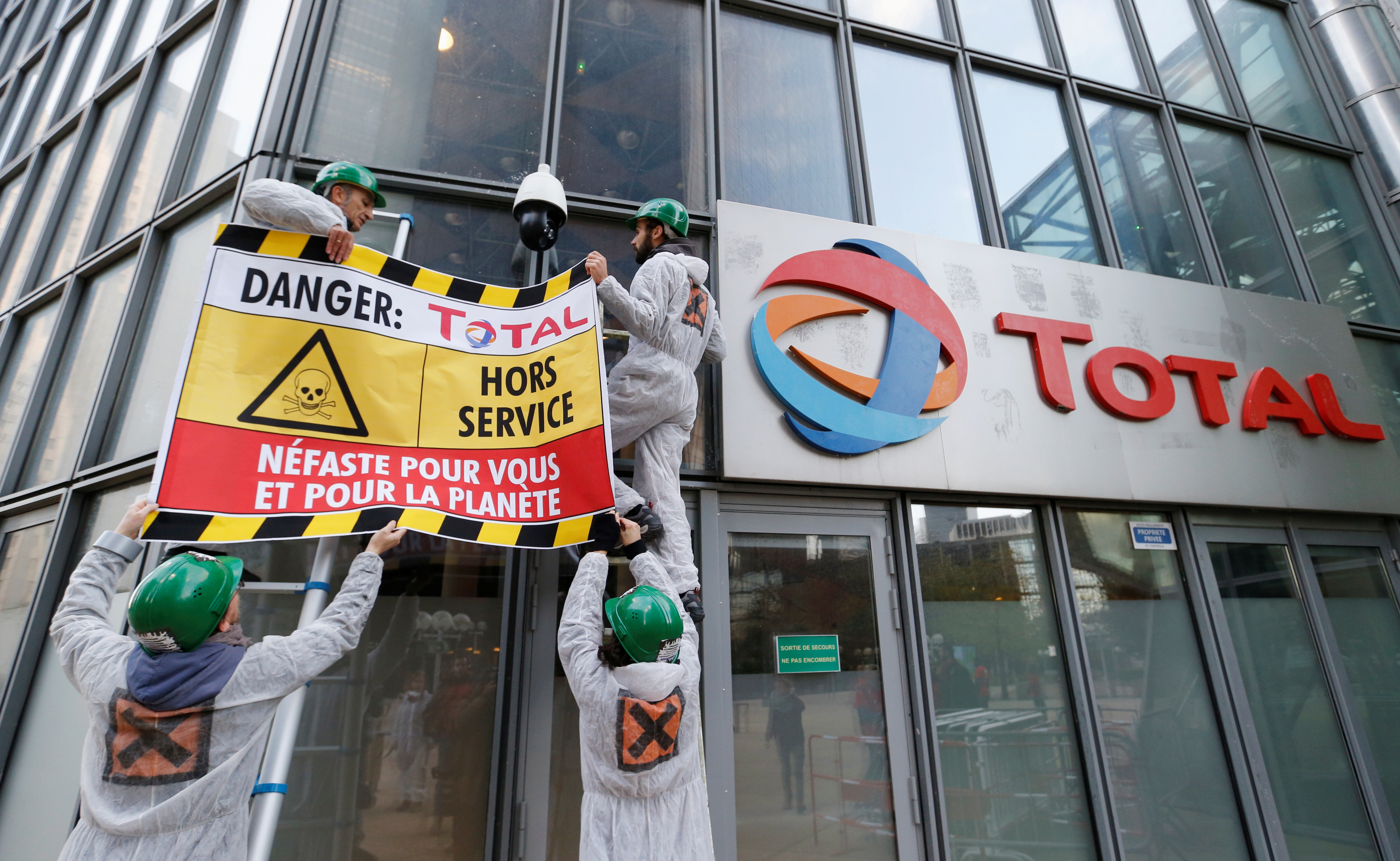 Des actionnaires de Total lui demandent d'en faire plus sur le climat