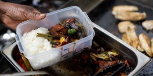 Plastique: le gouvernement tente d'imposer le 'zéro déchets' aux livreurs de repas