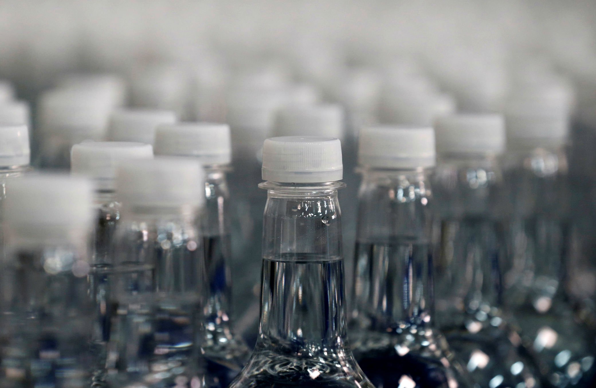 Plastique: Carbios parvient à produire des bouteilles à partir de déchets textiles