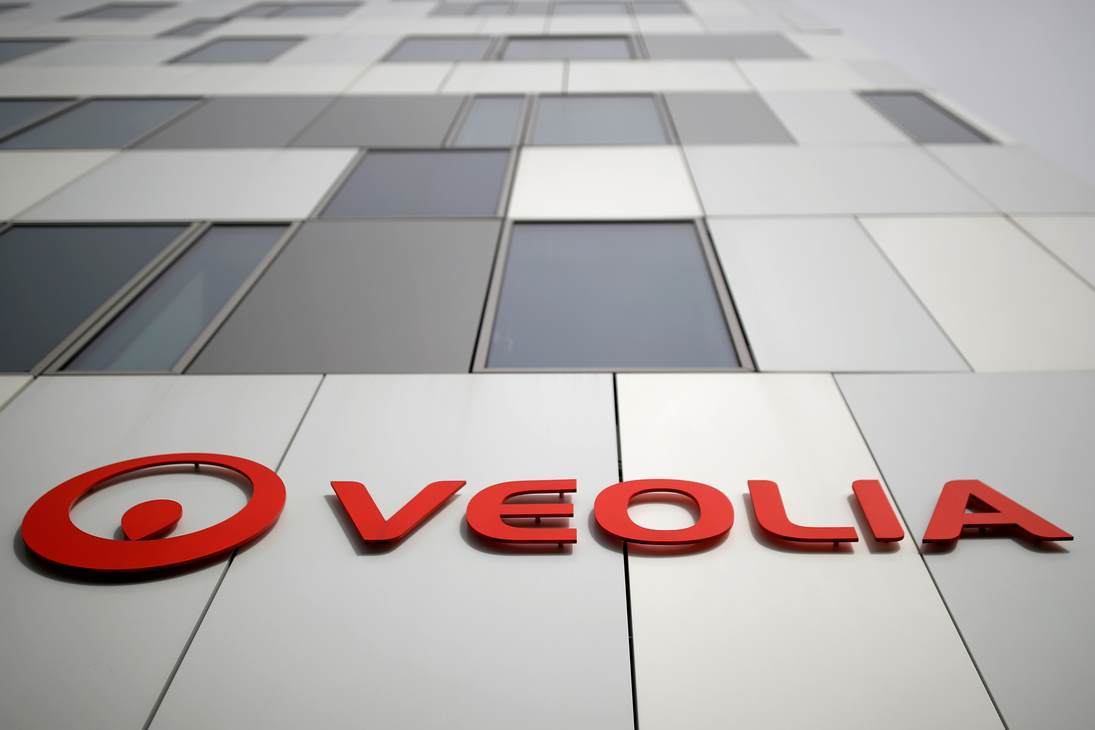 Pour convaincre les actionnaires de Suez, Veolia présente sa proposition d'OPA