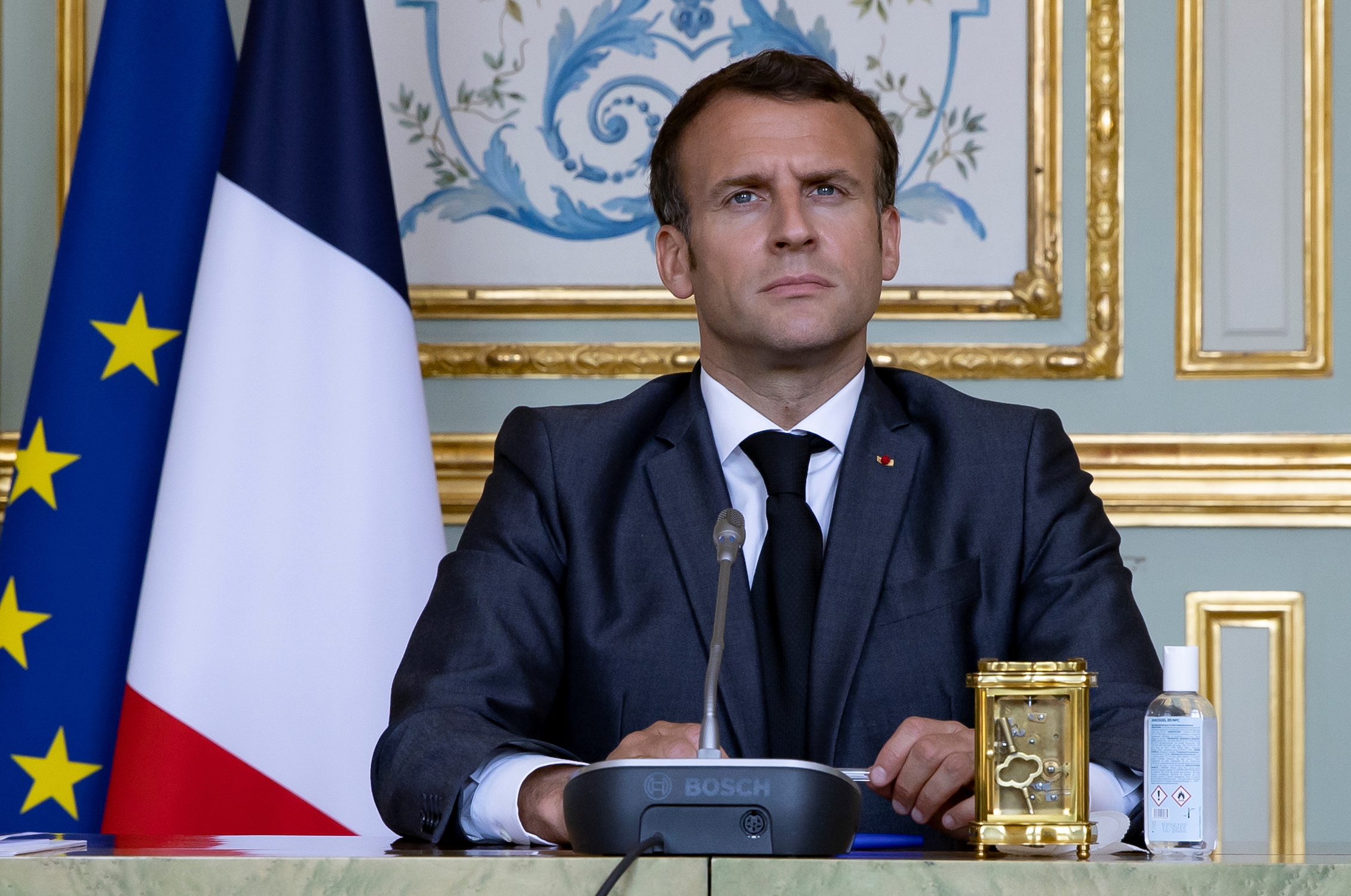 Référendum sur le climat : l'Elysée nie l'enterrement, Macron critiqué