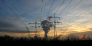 Les assureurs visent une neutralité carbone en 2050, les ONG appellent à sortir immédiatement du charbon