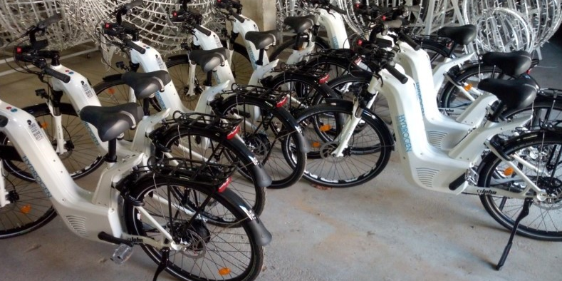 Dans deux villes thermales, Atawey déploie ses bornes de recharge hydrogène... pour les vélos