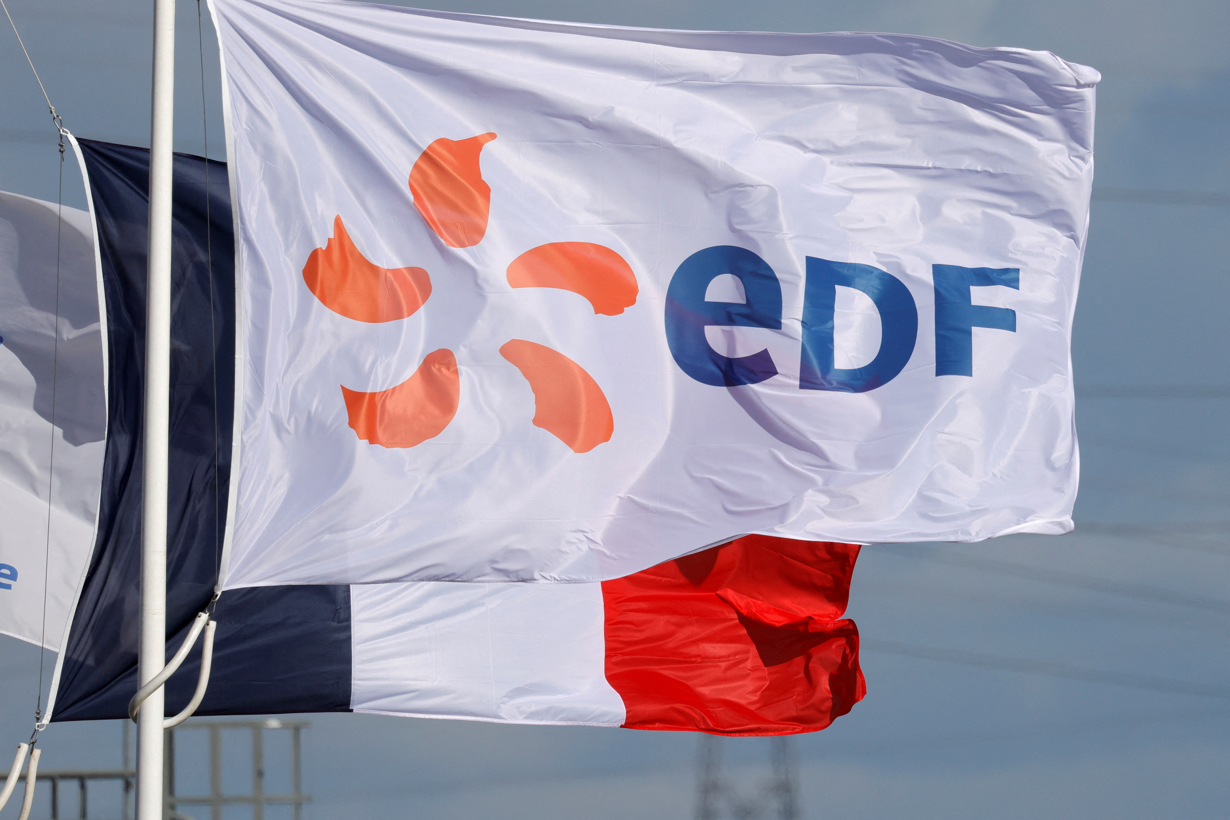 En attendant des précisions sur sa renationalisation, EDF suspend son titre à la Bourse de Paris