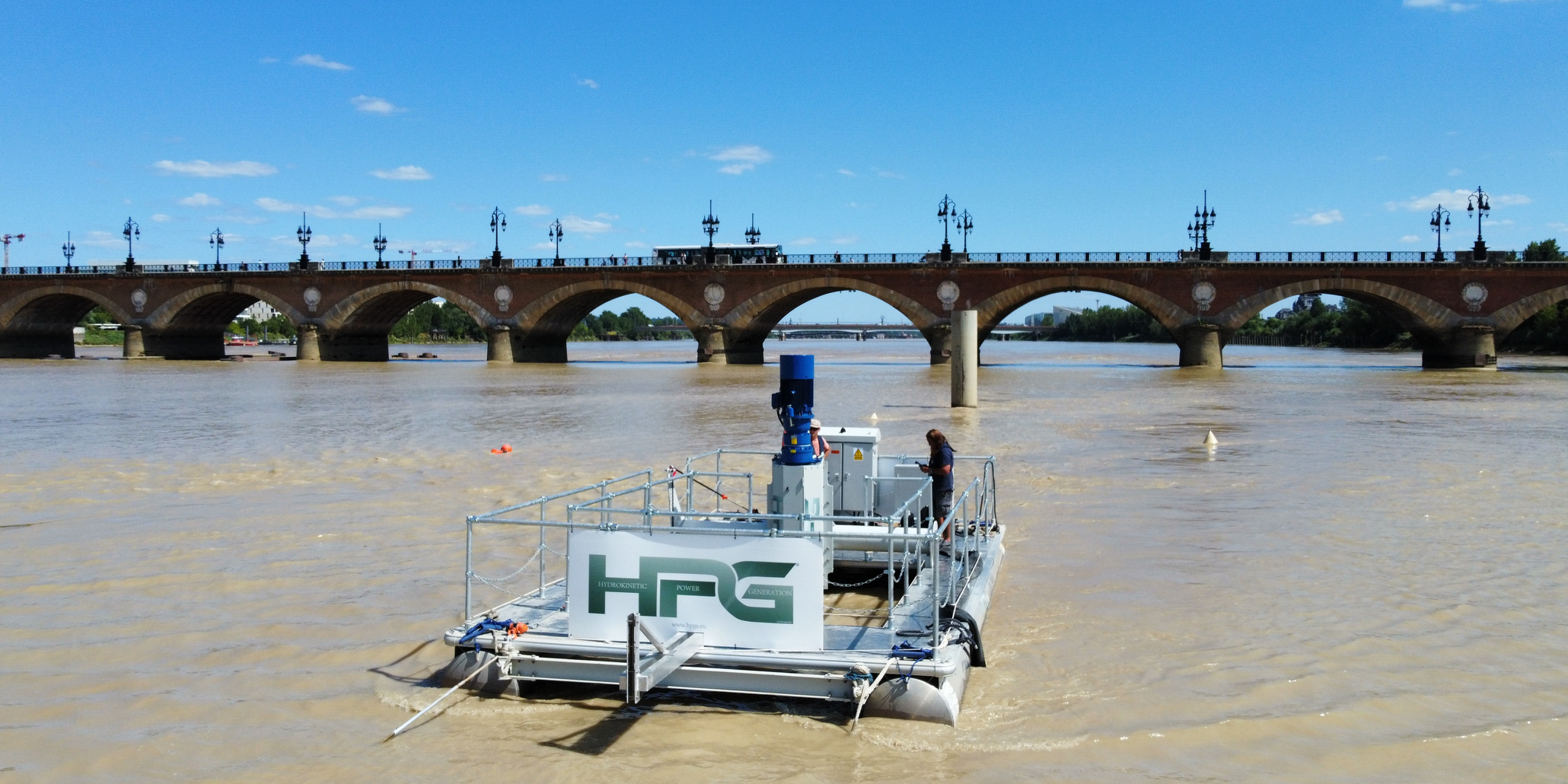 HPG achève les derniers tests de son hydrolienne à axe vertical dans la Garonne