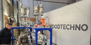 Des rebuts de scierie aux granulés de bois qui s’arrachent : Woodtechno prête à industrialiser sa technologie en circuit court