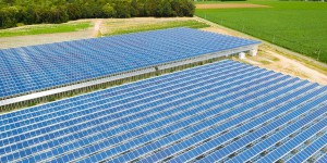 Énergie : face au géant chinois, l’Europe compte relocaliser ses panneaux solaires