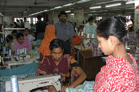 Au Bangladesh, les ouvriers du textile ont enfin un « Smic »