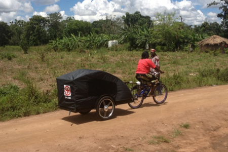 En Ouganda, le vélo ambulance conduit à l'hôpital