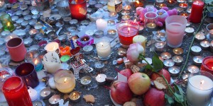 Sur les lieux des attentats de Paris, le recueillement