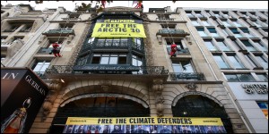 Greenpeace en action au siège de Gazprom sur les Champs-Elysées