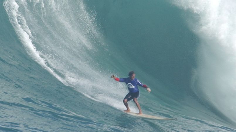 Un surfeur évite la chirurgie en plongeant dans une vague