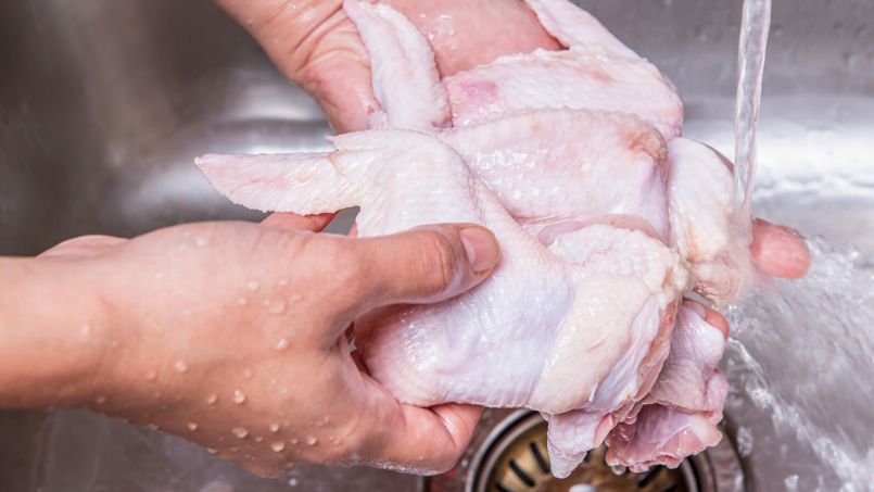 Laver le poulet cru est inutile et dangereux