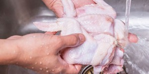 Laver le poulet cru est inutile et dangereux