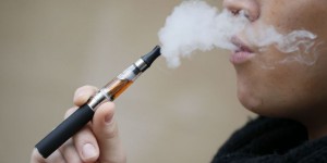 E-cigarette : l'OMS recommande l'interdiction de la vente aux mineurs