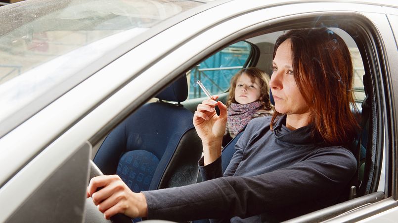 Fumer en voiture: quels dangers pour les petits?