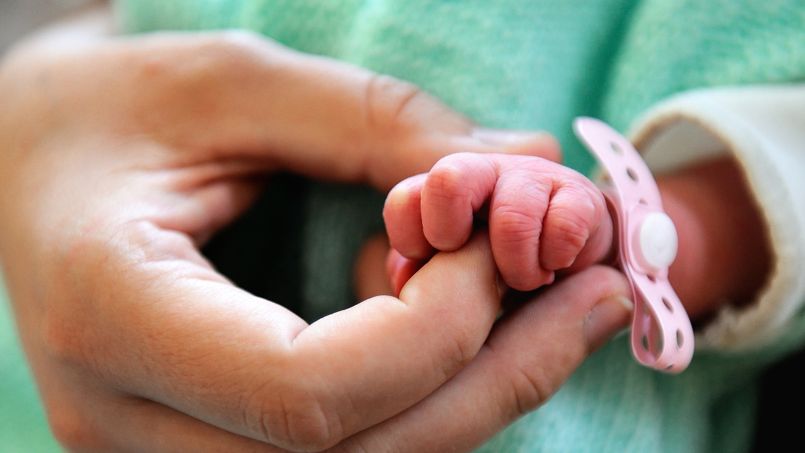 Le Royaume-Uni pourrait autoriser les «bébés à trois parents»