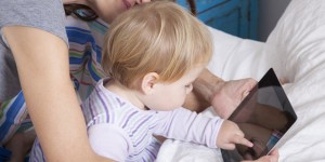 Tablette numérique : des experts de la petite enfance alertent sur l'usage intensif