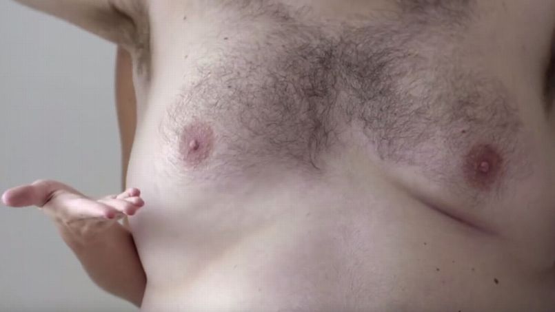 Contre le cancer, Enrique montre ses seins