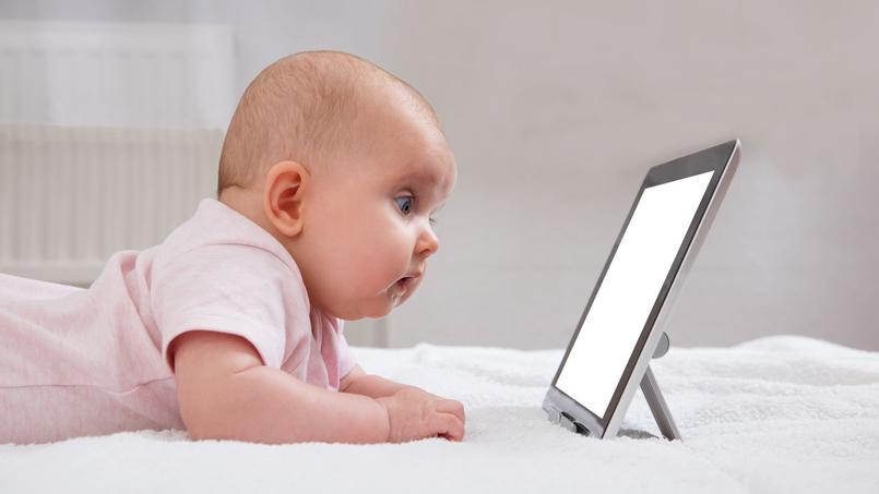 Bébés et écrans: des preuves d’un risque accru de surpoids