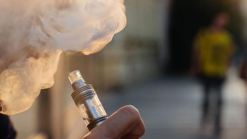 E-cigarette: les vapoteurs moins exposés aux substances toxiques que les fumeurs