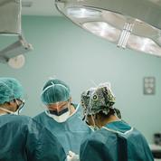 Un chirurgien aurait oublié un gant et 5 compresses dans le ventre d’une patiente