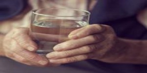 Seniors : boire trop d’eau expose à des troubles neurologiques