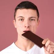 «Le chocolat donne des boutons» et autres idées reçues sur l’acné