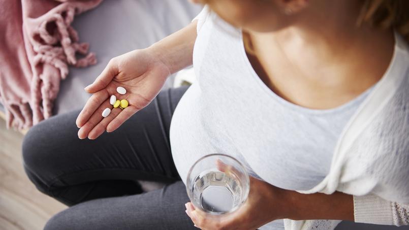 Les femmes enceintes prennent encore trop de médicaments