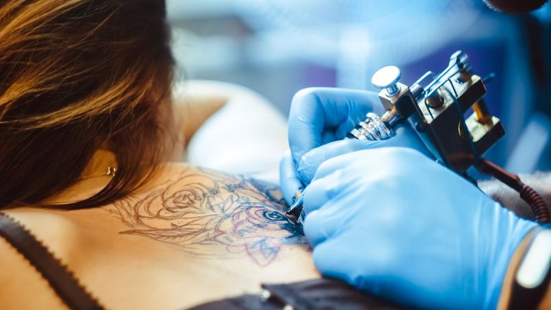 Faut-il s’inquiéter des résidus métalliques d’aiguilles de tatouage?