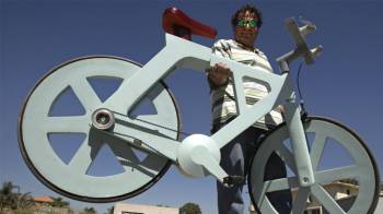 Invention d'un vélo en carton recyclé, écologique et économique pour les plus démunis [vidéo]