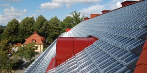 Des tuiles transparentes pour capter l'énergie solaire sur les toits