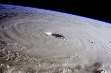 Impressionnantes photos du super-typhon Maysak vue de la Station Spatiale Internationale