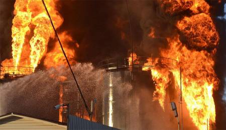 Un impressionant incendie dans un dépot pétrolier en Ukraine génère un nuage de pollution
