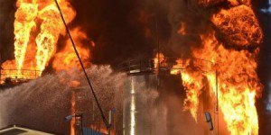 Un impressionant incendie dans un dépot pétrolier en Ukraine génère un nuage de pollution