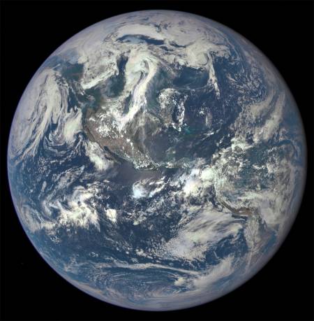 Le satellite DSCOVR dédié à la prévention des tempêtes solaires offre une première photo de la Terre