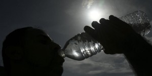 Canicule : les contradictions de la France, “pays des bouteilles d’eau en plastique”