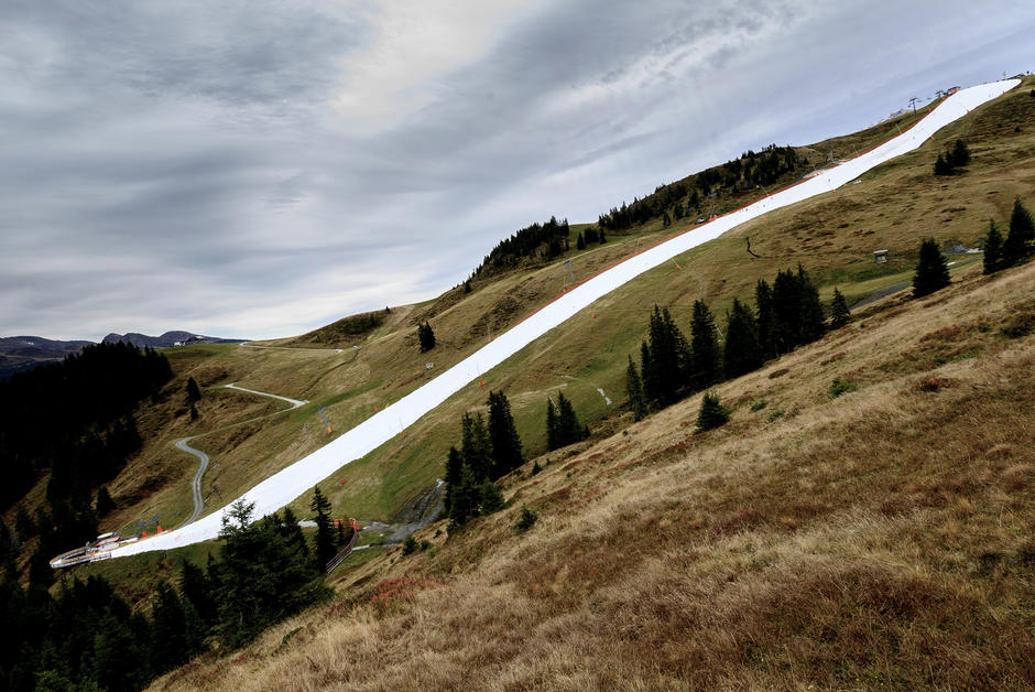 En Autriche, la piste blanche sur fond vert de Kitzbühel fait jaser