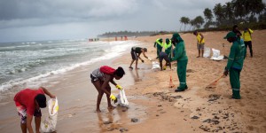 Au Brésil, la marée noire épuise les plages et les bénévoles