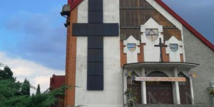 En Pologne, une église érige une croix en panneaux solaires
