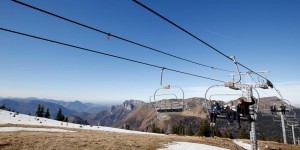 Pyrénées : à Luchon-Superbagnères, de la neige livrée par hélicoptère