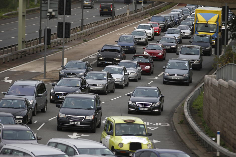 Le Royaume-Uni compte avancer de dix ans l'interdiction de la vente de voitures thermiques