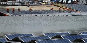 Des centrales solaires flottantes dans les eaux de Singapour