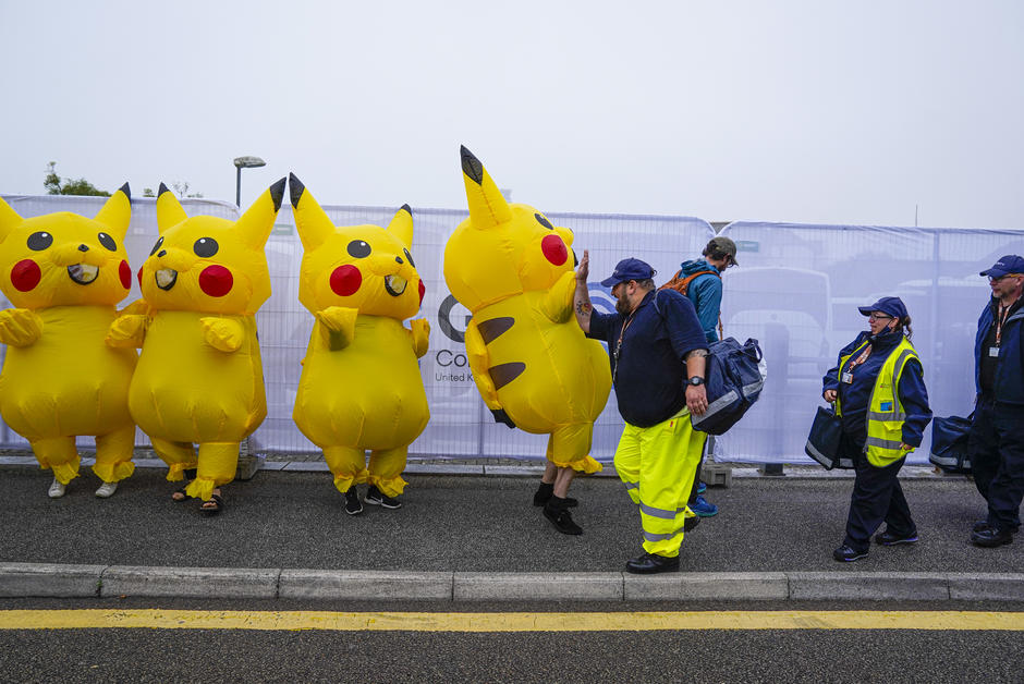 Pikachu, drones, sculptures : comment les militants ont interpellé les dirigeants du G7
